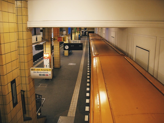 Zdjęcie wysoki kąt widoku żółtego pociągu na dworcu kolejowym