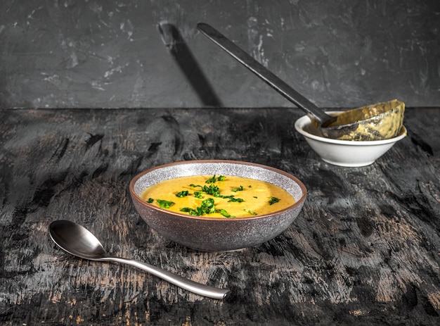 Zdjęcie wysoki kąt widoku zupy w misce na stole