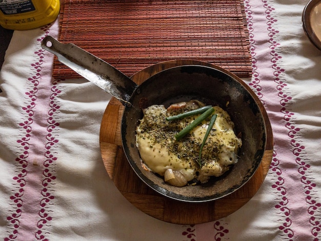 Wysoki kąt widoku zupy w misce na stole