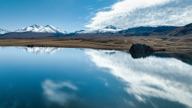 Wysoki kąt widzenia jezior alpejskich w dzielnicy Ashburton Highlands Lakes w Nowej Zelandii