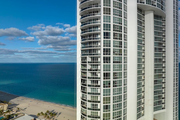 Wysoki Kąt Widzenia Miasta Sunny Isles Beach Z Drogimi Wysokimi Hotelami I Budynkami Mieszkalnymi Na Brzegu Oceanu Atlantyckiego Amerykańska Infrastruktura Turystyczna Na Wybrzeżu Południowej Florydy