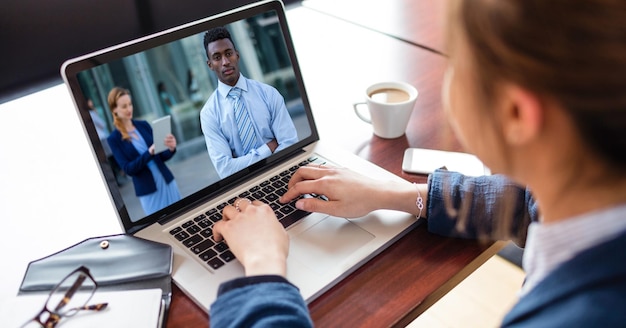 Wysoki kąt widzenia wideokonferencji bizneswoman na laptopie przy biurku