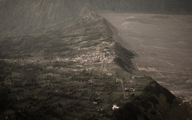 Wysoki kąt widzenia wieś, która leży obok urwiska Cemoro Lawang w Indonezji.