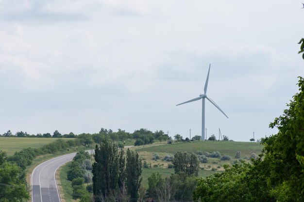 Wysoki wiatrak na obrzeżach miasta