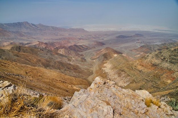 Wysoki widok na góry i pustynię na szczycie góry Death Valley