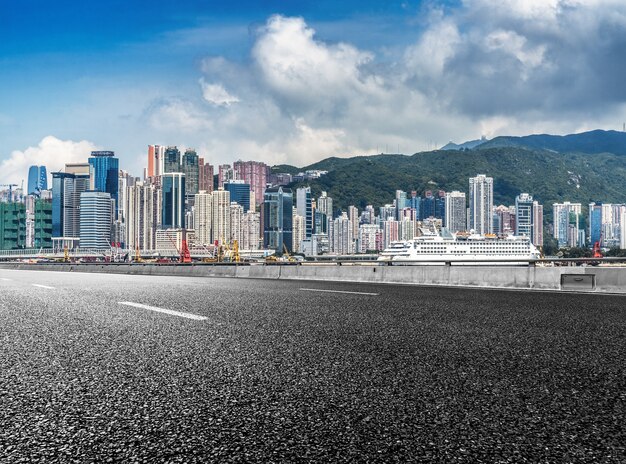 Wysokie budynki na skraju Victoria Harbour w Hongkongu, nowoczesne miasto, Chiny