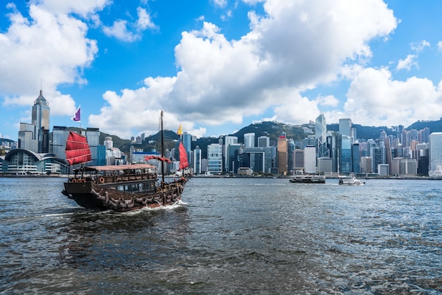 Wysokie budynki na skraju Victoria Harbour w Hongkongu, nowoczesne miasto, Chiny