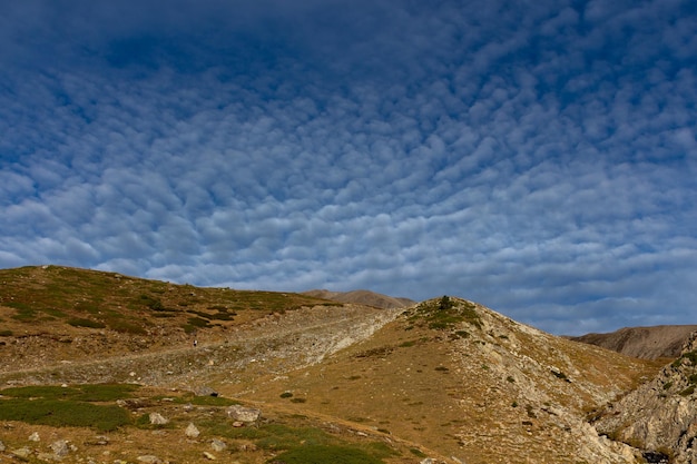 Wysokie góry z chmurami Cirrocumulus na niebie