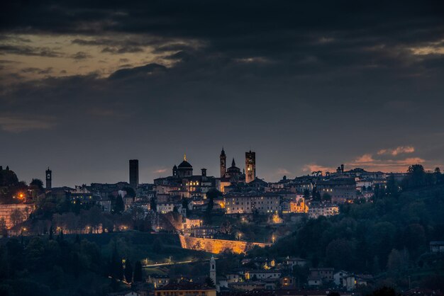 Wysokie miasto Bergamo o zachodzie słońca