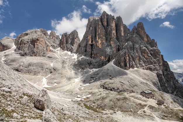 Wysokie skaliste szczyty Pale di San Martino we włoskich Dolomitach z dramatycznym głębokim błękitnym niebem w słoneczny dzień.