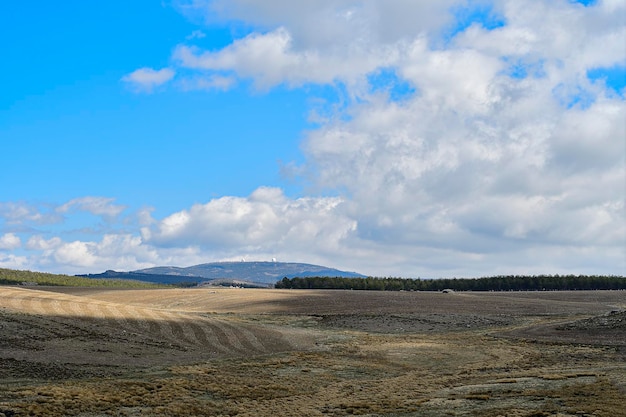 Wysokie szczyty sierra de baza z widokiem na calar alto