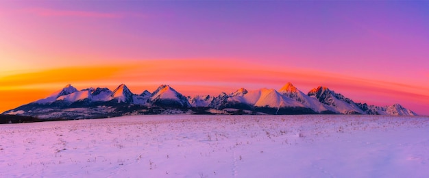 Wysokie Tatry zimą o zachodzie słońca