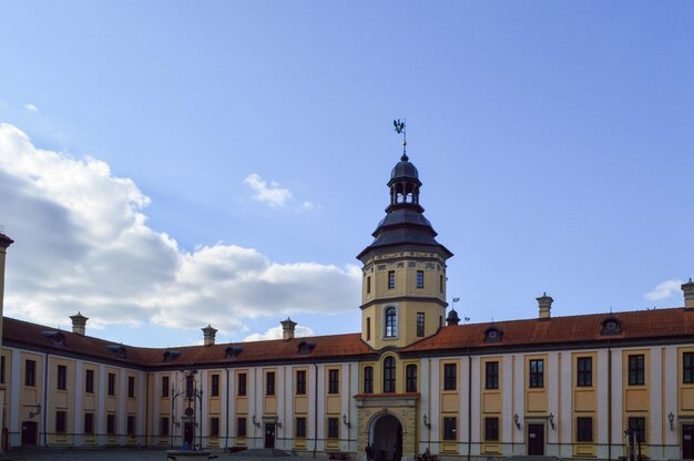 Wysokie wieże i wieże na dachu starego starożytnego średniowiecznego barokowego zamku renesansowego gotyku