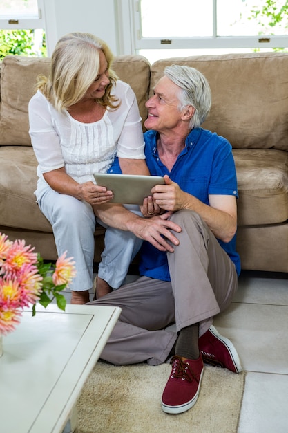 Wysokiego kąta widok szczęśliwa starsza para używa cyfrową pastylkę