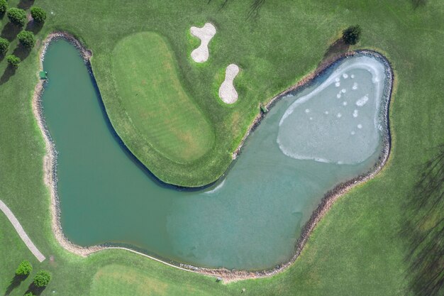 Wysokiej Jakości Pola Golfowe Z Jeziorami W Parku Narodowym Mezhigorye. Zielona Trawa, Małe Niebieskie Jeziora.