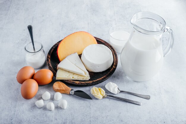 Wysokobiałkowe Produkty Mleczne, Takie Jak Mleko Krowie, Sery, Masło I Jajka