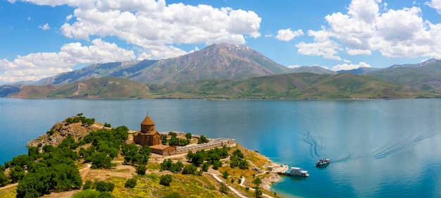Wyspa Akdamar na jeziorze Van Ormiański kościół katedralny Świętego Krzyża