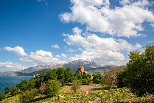 Wyspa Akdamar w jeziorze Van ormiańska katedra Kościoła Świętego Krzyża Akdamar Ahtamara Turcja