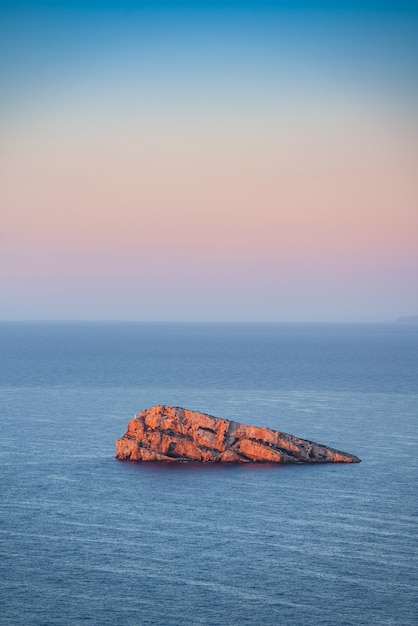 Wyspa Benidorm Morze Śródziemne spokojna woda o wschodzie słońca Odosobniony ląd