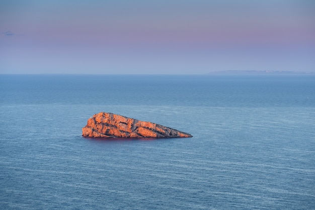 Wyspa Benidorm Morze Śródziemne spokojna woda o wschodzie słońca Odosobniony ląd