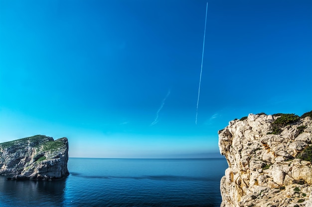 Wyspa Foradada i skalisty klif w Capo Caccia we Włoszech