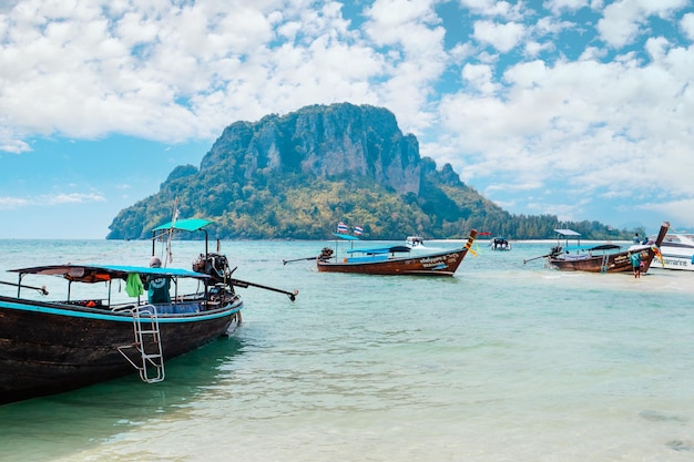 Wyspa i łódź typu longtail oraz plaża na wyspieKrabi Thailand