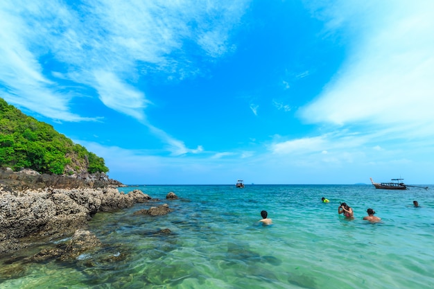 Wyspa Kai, jedna z najpiękniejszych plaż i niedaleko wyspy Phi Phi w Tajlandii.