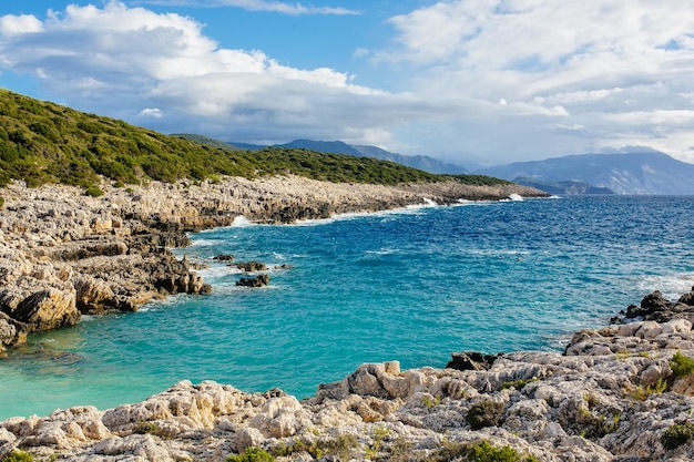 Wyspa Kefalonia ze słońcem i czystym niebem