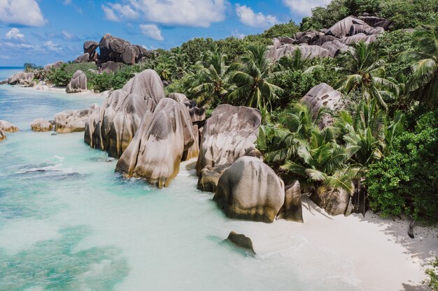 Wyspa „La digue” na Seszelach. Srebrna plaża z granitowym kamieniem i dżunglą. Widok z lotu ptaka