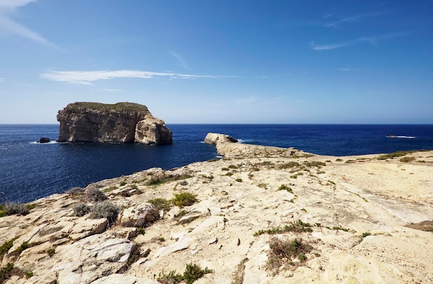 Wyspa Malta, Gozo, Dweira, widok na skaliste wybrzeże w pobliżu Azure Window Rock