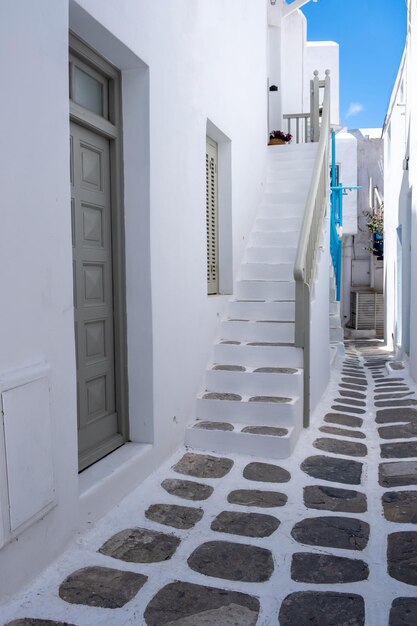 Wyspa Mykonos Wioska Chora Cyklady Grecja Białe budynki wąska brukowana aleja