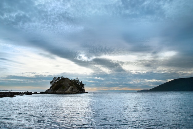 Wyspa na morzu w pobliżu wybrzeża North Vancouver