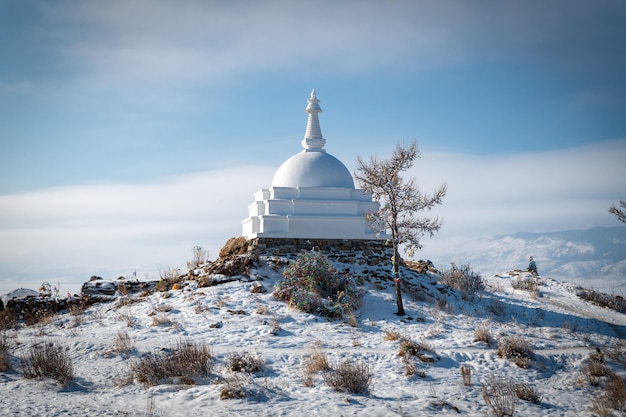 Wyspa Ogoy Jezioro Bajkał Rosja Biała stupa buddyjska i jezioro Bajkał