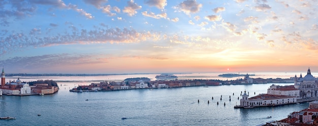 Wyspa San Giorgio Maggiore. Wenecja (Włochy) malowniczy widok na zachód słońca. Panorama siedmiu zdjęć. Wszystkie narody nie do poznania