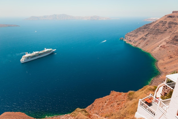 Wyspa Santorini Grecja Duży statek wycieczkowy w pobliżu wybrzeża