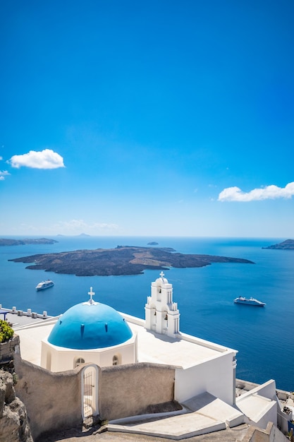 Wyspa Santorini, Grecja, lokalny kościół z niebiesko-białą architekturą i panoramicznym krajobrazem podróży