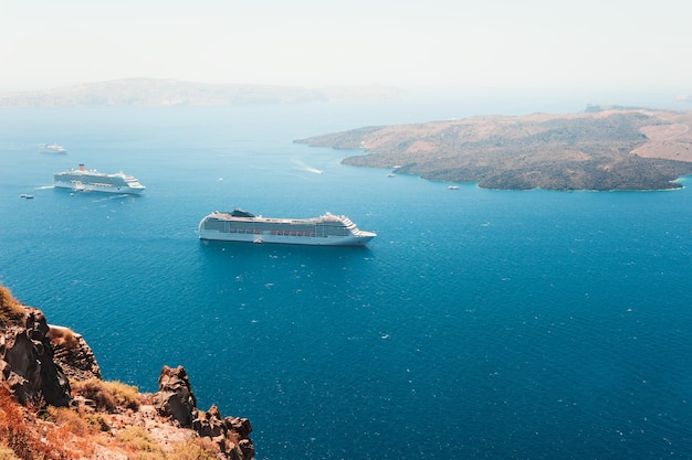 Wyspa Santorini Grecja Statki wycieczkowe w pobliżu wybrzeża