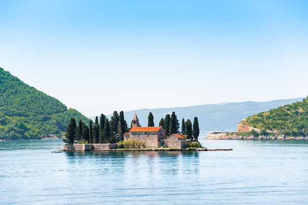 Wyspa Świętego Jerzego w pobliżu miasta Perast w zatoce Kotor, Czarnogóra. Letni krajobraz. Znany cel podróży