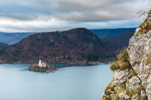 Wyspa w jeziorze Bled, marzona atmosfera dla kościoła św. Marii Asuncji w Słowenii.