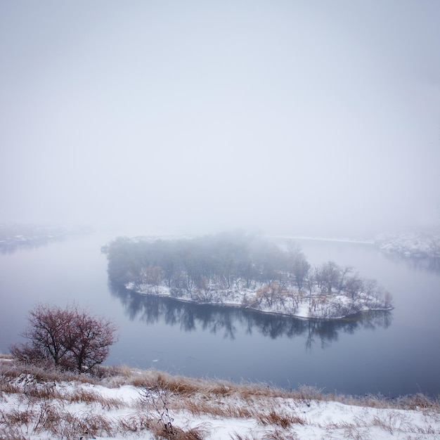 Wyspa we mgle na rzece zimąx9xA