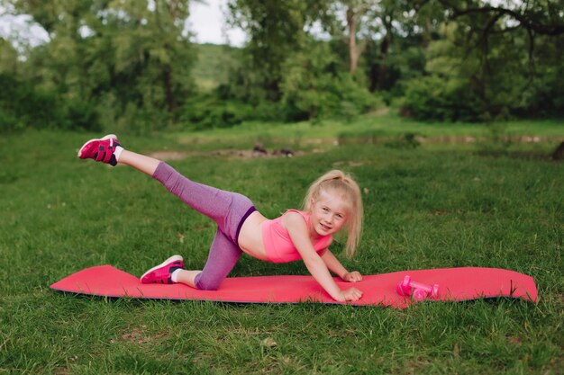 Wysportowana dziewczyna ćwiczy gimnastykę na macie Zdrowy styl życia