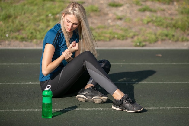 Wysportowana dziewczyna ma ból nadgarstka po treningu, sport kobiety zdrowie cierpi