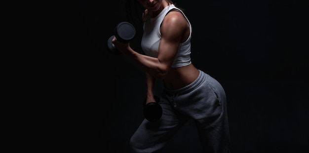 Wysportowana Kobieta Fitness Pozuje W Studio Na Ciemnym Tle Zdjęcie Atrakcyjnej Kobiety W Modnej Odzieży Sportowej Sport I Zdrowy Styl życia