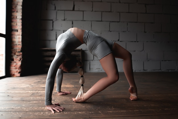 Zdjęcie wysportowana, młoda dziewczyna robi ćwiczenia brzucha w domu. koncepcja sportu, fitnessu i zdrowego stylu życia