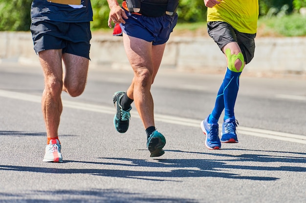 Wysportowani mężczyźni biegający w odzieży sportowej w mieście