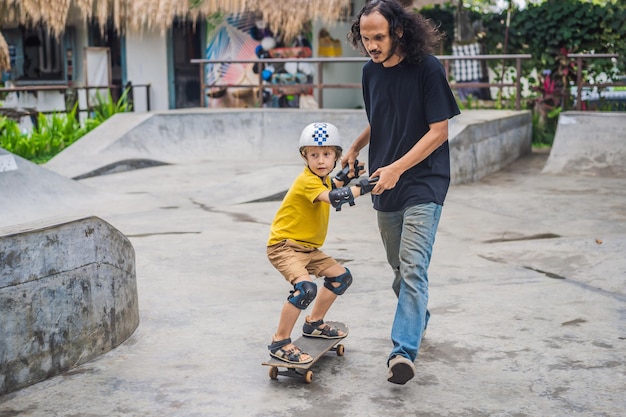 Wysportowany Chłopiec Uczy Się Jeździć Na Deskorolce Z Trenerem W Skateparku Edukacja Dzieci Sport