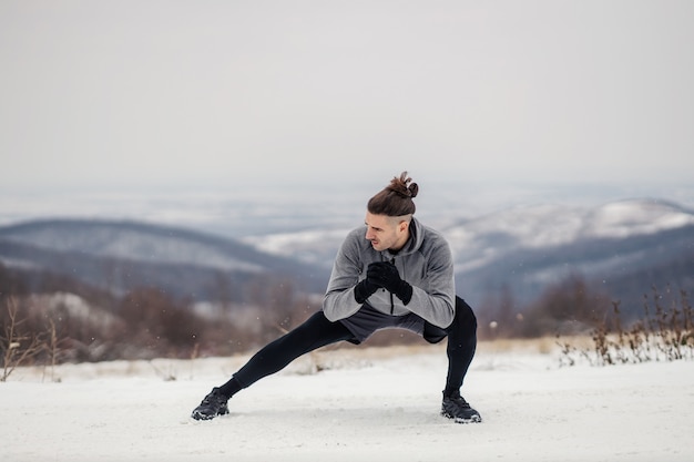 Wysportowany Sportowiec Robi ćwiczenia Rozgrzewkowe Na śniegu W Zimie. Zdrowy Styl życia, Zimowy Fitness