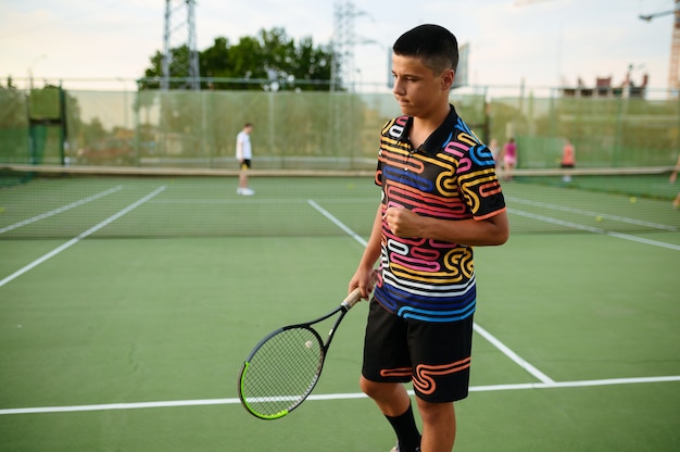 Wyśrodkowany tenisista z rakietami, trening na korcie zewnętrznym. Aktywny zdrowy tryb życia, ludzie grają w gry sportowe, trening fitness z rakietami