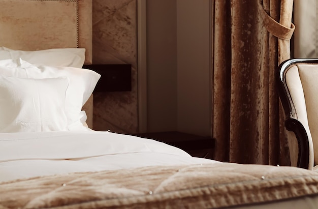 Wystrój domu i wystrój wnętrz łóżko z białą pościelą w luksusowej pościeli do sypialni, pralnia i detale mebli