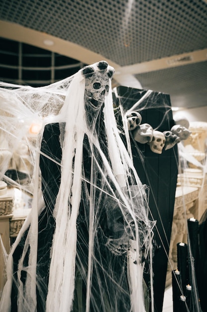 Zdjęcie wystrój na halloween pokój jest ozdobiony czaszkami na halloween